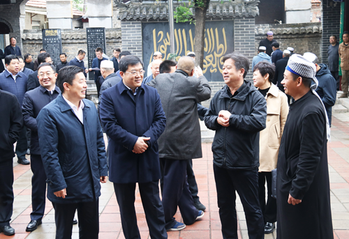 市、區(qū)兩級(jí)領(lǐng)導(dǎo)開(kāi)齋節(jié)慰問(wèn)穆斯林群眾  柳慶發(fā)辛剛英馬軍權(quán)江紹華李超董勝軍等市區(qū)領(lǐng)導(dǎo)送去黨和政府的關(guān)心關(guān)懷
