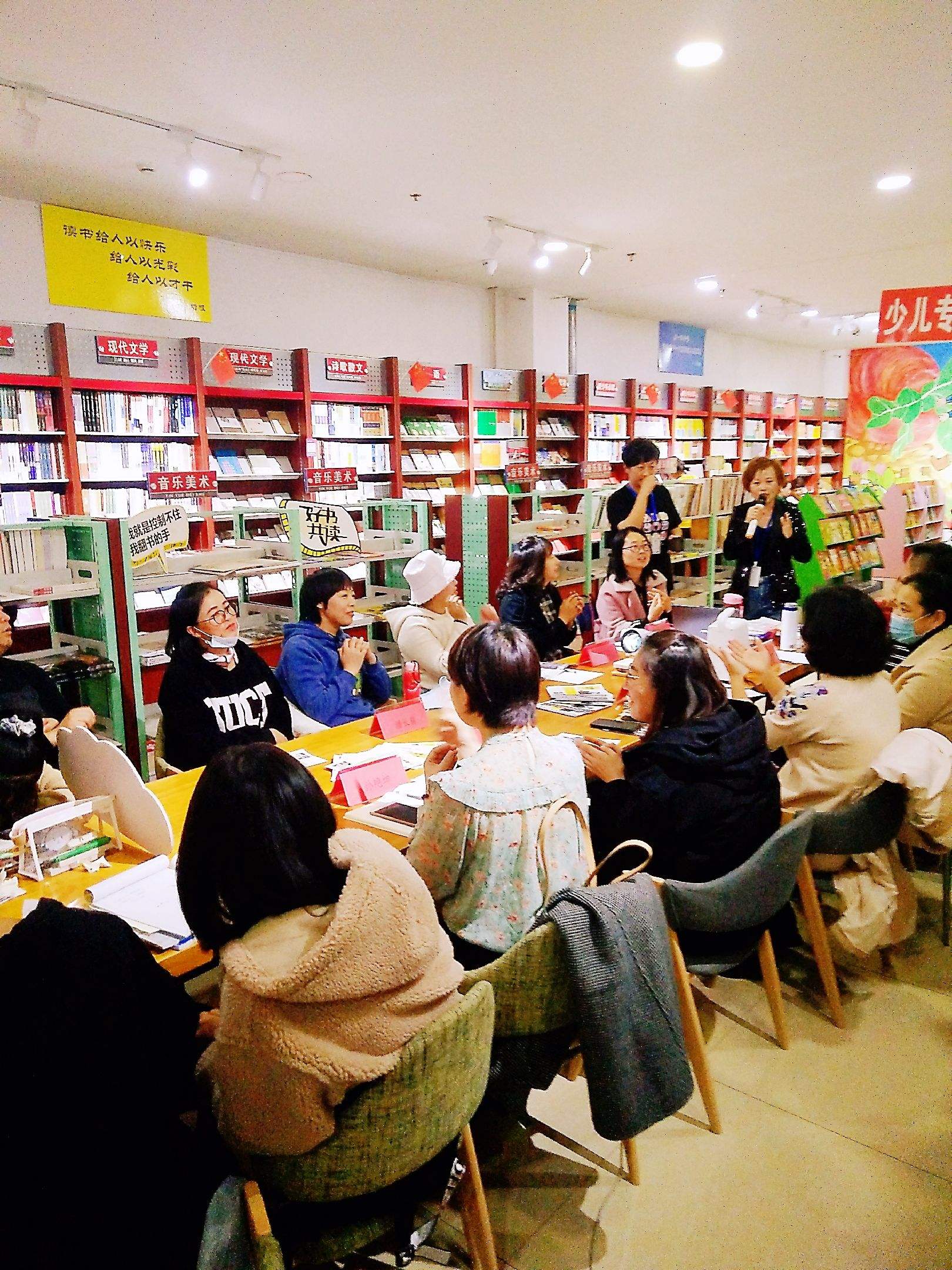 共青團聯(lián)合新華書店開展主題讀書活動