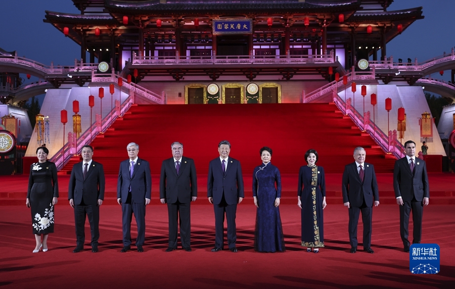 習(xí)近平和彭麗媛為出席中國－中亞峰會的中亞國家元首夫婦舉行歡迎儀式和歡迎宴會并共同觀看中國同中亞國家人民文化藝術(shù)年暨中國－中亞青年藝術(shù)節(jié)開幕式演出