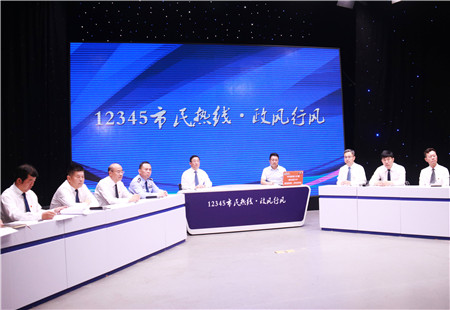 江紹華走進《12345市民熱線·政風行風》直播間 接聽群眾熱線電話