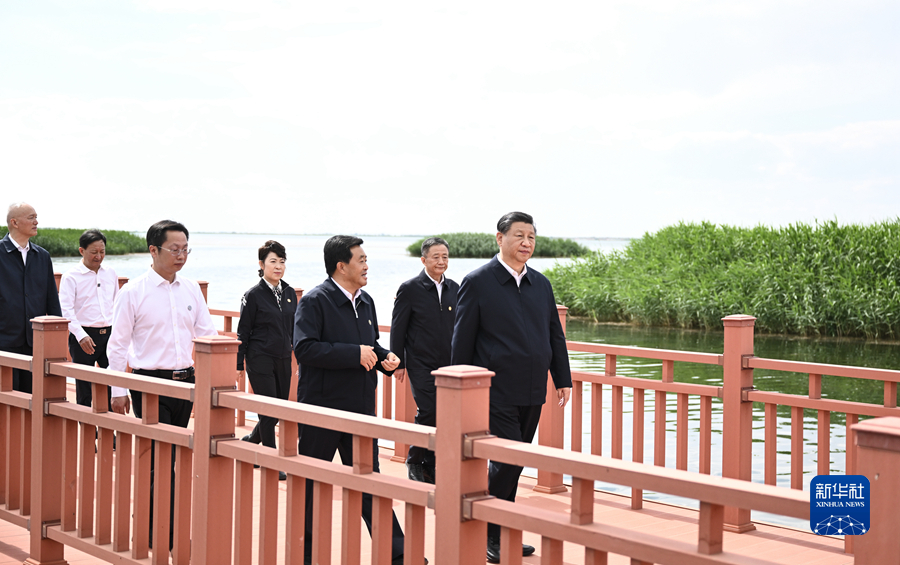 習(xí)近平在內(nèi)蒙古巴彥淖爾考察 并主持召開加強(qiáng)荒漠化綜合防治和推進(jìn)“三北”等重點(diǎn)生態(tài)工程建設(shè)座談會(huì)
