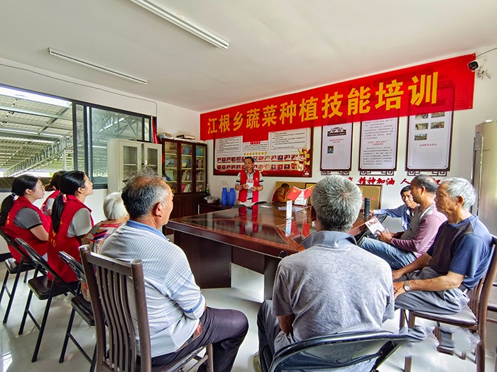 農(nóng)業(yè)專家和學(xué)子走上鄉(xiāng)村振興大舞臺(tái) “農(nóng)業(yè)幫幫團(tuán)”下鄉(xiāng)記
