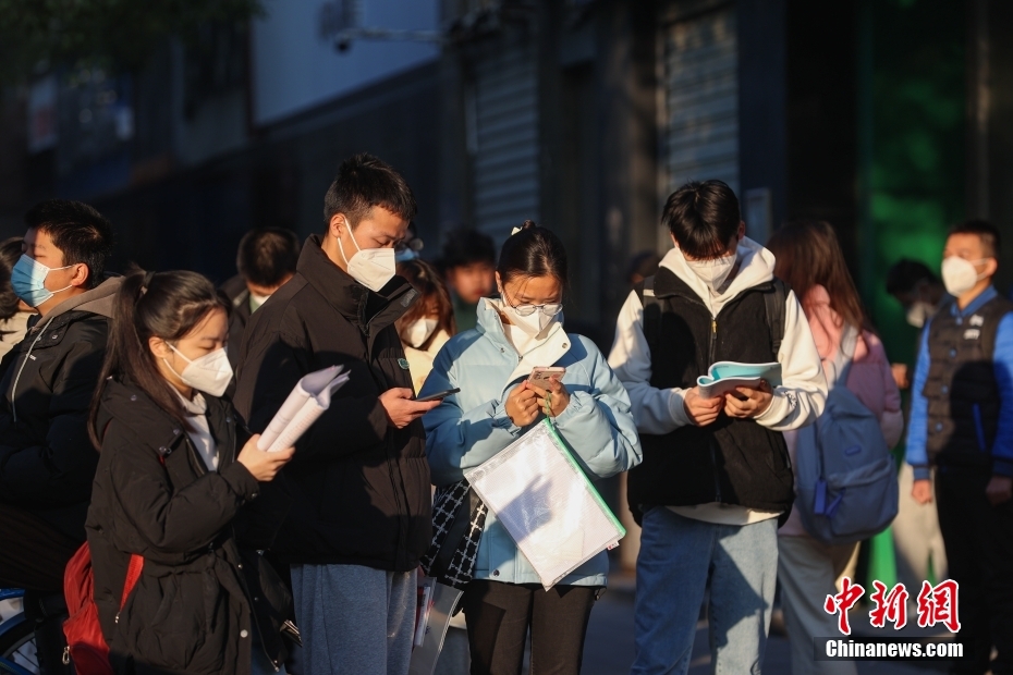國(guó)考報(bào)名時(shí)間過(guò)半 熱門崗位競(jìng)爭(zhēng)超“千里挑一”