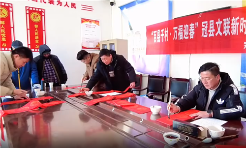 聊城市冠縣：寫“?！弊?送春聯(lián) 年味別樣濃