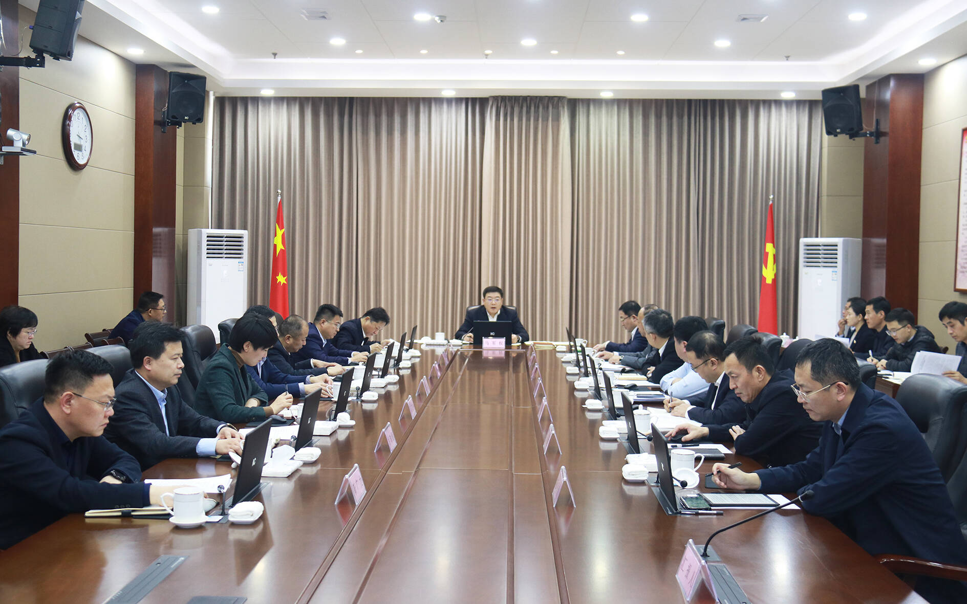 東昌府區(qū)委常委會(huì)召開會(huì)議