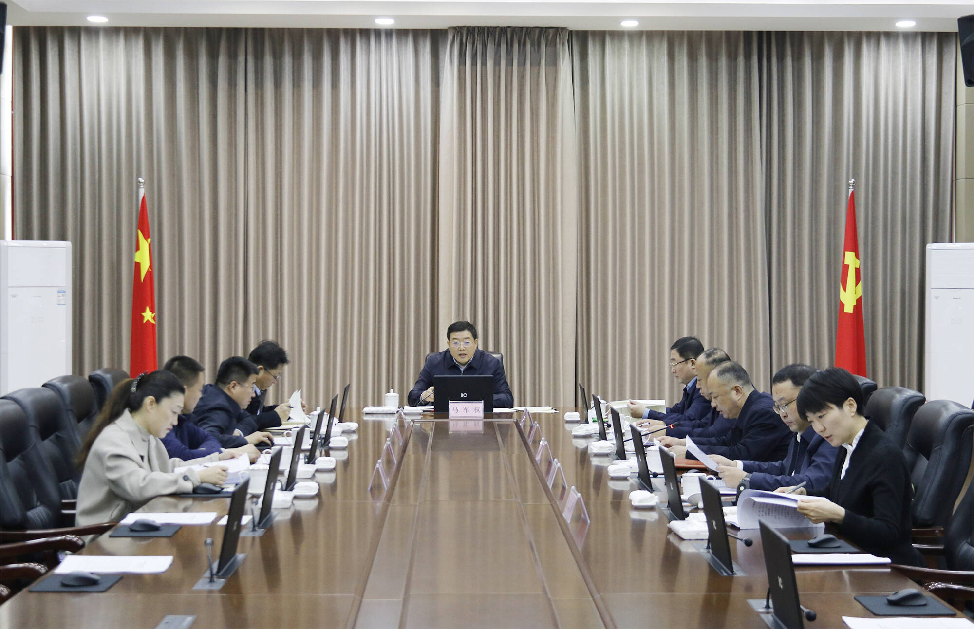 東昌府區(qū)委常委會(huì)召開(kāi)會(huì)議