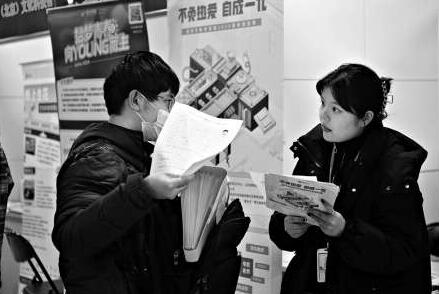 忙于畢業(yè)設計部分學生沒法參加春季雙選會 輔導員幫畢業(yè)生投簡歷