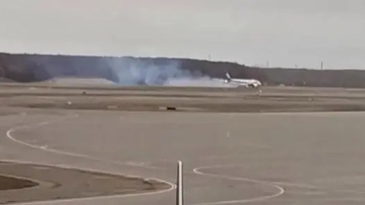 日本一波音客機著陸時漏油冒煙 無人員傷亡
