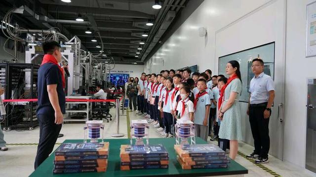 中國自主超導(dǎo)量子計(jì)算機(jī)群首次向青少年開放授課