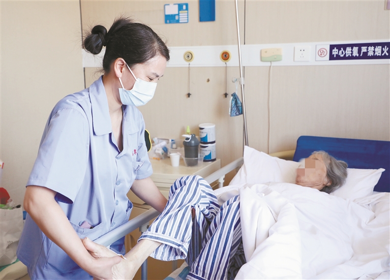 “無陪護(hù)病房”來了，護(hù)理員隊伍跟上了嗎？