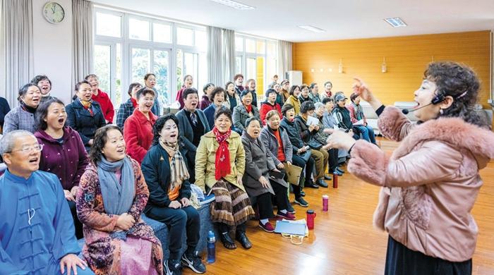 民辦老年大學(xué)圈粉“銀發(fā)族” “夕陽教育”能否成為“朝陽產(chǎn)業(yè)”？
