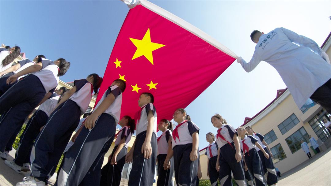 “紅領(lǐng)巾愛(ài)祖國(guó)——我心中的五星紅旗”國(guó)旗傳遞活動(dòng)圓滿收官