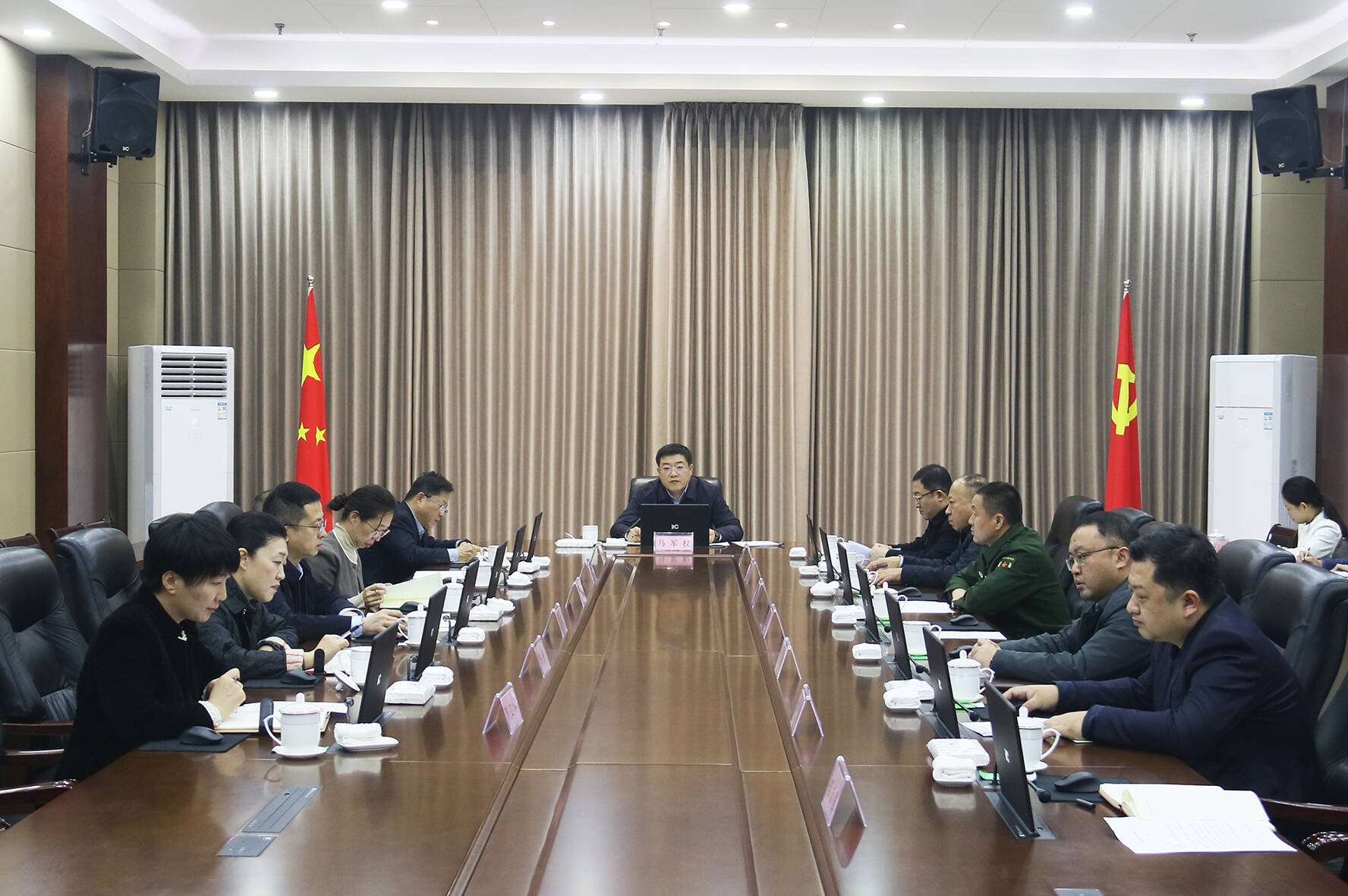 東昌府區(qū)委常委會(huì)召開(kāi)會(huì)議