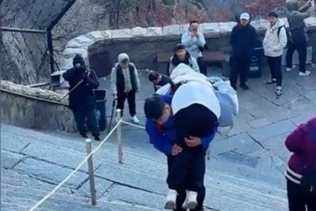 “小伙泰山陪爬年入30萬”引熱議 當(dāng)事人回應(yīng)：已考慮退出