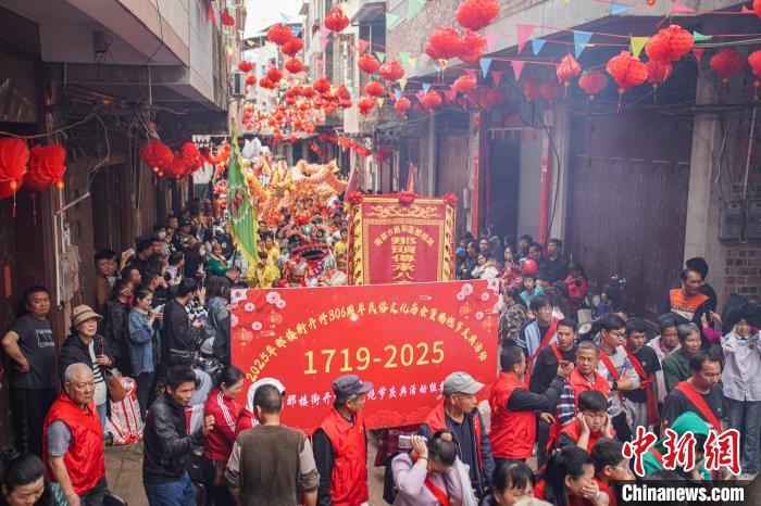 旅游市場(chǎng)“下沉” 年輕人樂(lè)探“寶藏小城