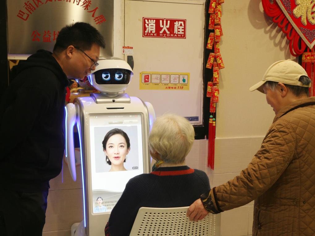 養(yǎng)老院來了個機器人“新員工”