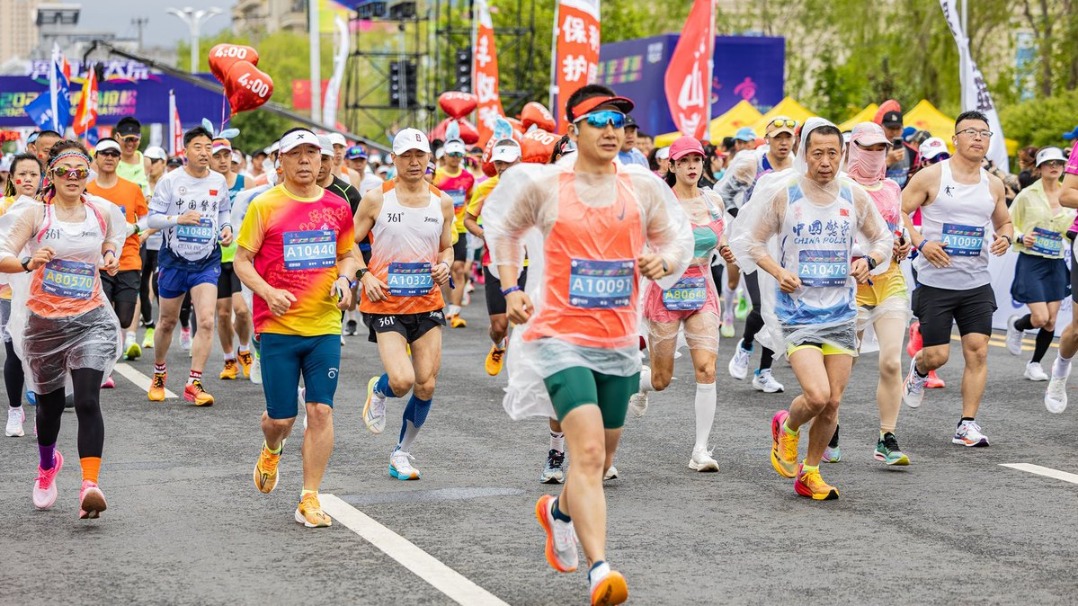 國(guó)內(nèi)外5000余跑者競(jìng)技寶清馬拉松賽