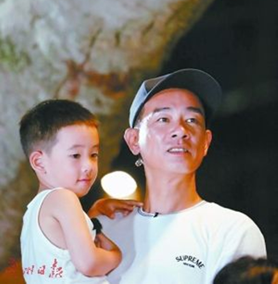 《爸爸5》頻頻登熱搜 陳小春：我會(huì)慢慢變形