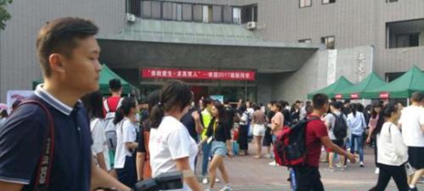 開學(xué)季遇“黑科技”：新生刷臉報(bào)到 網(wǎng)上挑寢室
