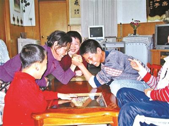 61歲愛心媽媽31年養(yǎng)育25孩子 SOS兒童村難尋繼任者