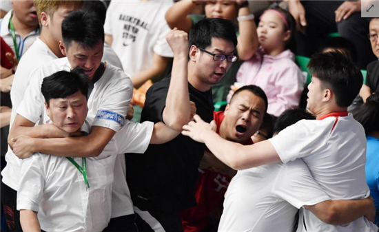 全武行！全運(yùn)賽場(chǎng)球迷安保爆發(fā)沖突