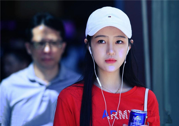 上海戲劇學(xué)院迎來2017新生報到 俊男美女齊亮相