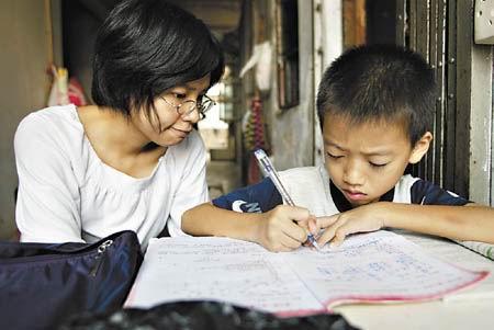 我國中小學(xué)生寫作業(yè)時長達全球水平3倍，近八成家長每天陪寫