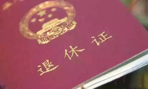 滿55歲女教師既不上課又不退休，影響了年輕教師，網(wǎng)友：炸開了鍋