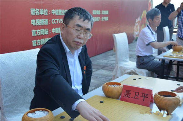 組圖：女子圍甲井岡山站擺下90盤指導棋 紀念建軍90周年