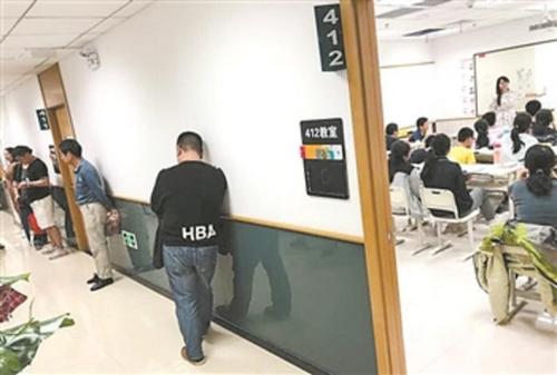 聚焦校外培訓(xùn)的那些事：成績越好，補(bǔ)課越瘋狂？