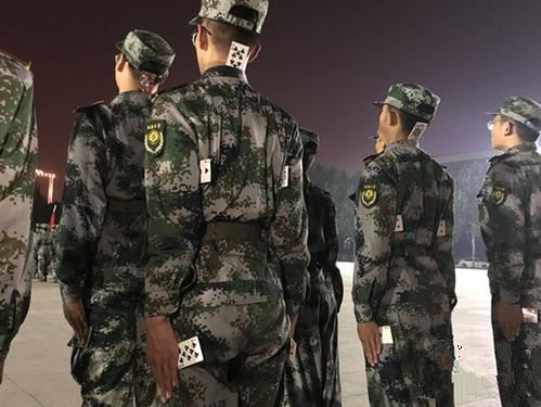 夾撲克牌、做平板撐！高校國旗護(hù)衛(wèi)隊(duì)“花樣訓(xùn)練”受關(guān)注
