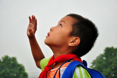 小學(xué)生自覺敬禮的啟示